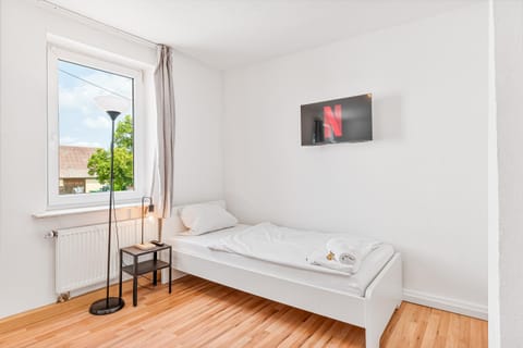 Bed, TV and multimedia, Bedroom