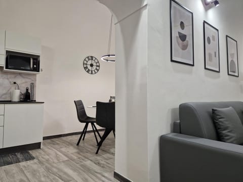 Dining area, minibar