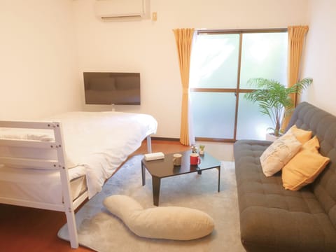 Bed, TV and multimedia, Seating area, Bedroom