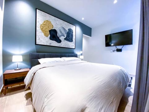 Bed, TV and multimedia, Photo of the whole room, Bedroom