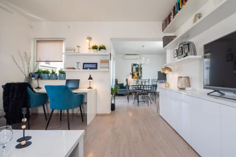 TV and multimedia, Living room, Seating area, Dining area