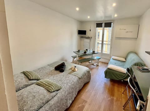 Bed, TV and multimedia, Living room, Bedroom