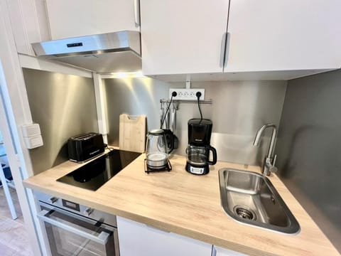 Coffee/tea facilities, stove, toaster