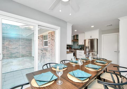 NASA 4BR Escape HeatedPool HotTub and Daybed House in League City