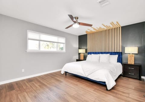 NASA 4BR Escape HeatedPool HotTub and Daybed House in League City