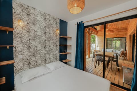 Bed, Living room, Photo of the whole room, Seating area, Dining area, Bedroom, storage