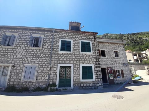 Beach edge 4-Bed House in Muo Kotor House in Muo
