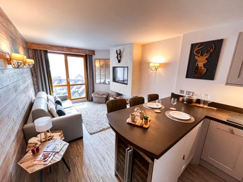 TV and multimedia, Living room, Seating area, Dining area, kitchen