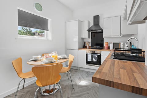 Coffee/tea facilities, Kitchen or kitchenette, Dining area, oven, toaster
