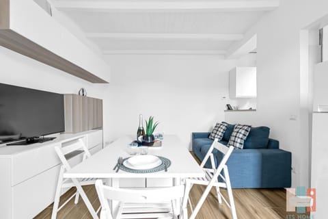 Kitchen or kitchenette, Seating area, Dining area