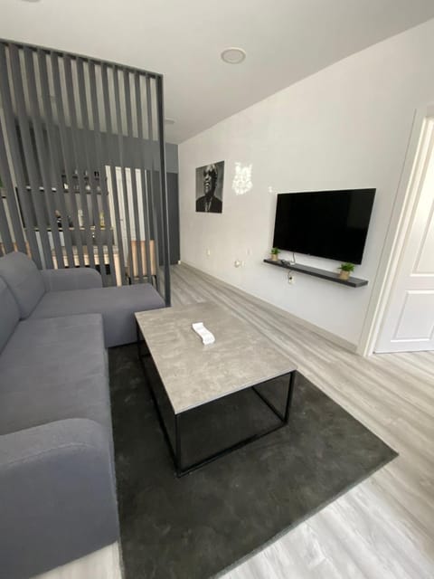 TV and multimedia, Living room, Seating area, Bedroom