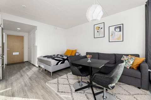 Valoisa huoneisto parvekkeella ja järvinäköalalla Apartment in Finland