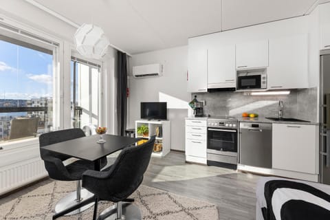 Valoisa huoneisto parvekkeella ja järvinäköalalla Apartment in Finland