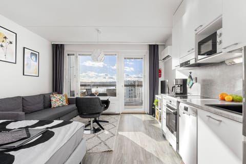 Valoisa huoneisto parvekkeella ja järvinäköalalla Apartment in Finland