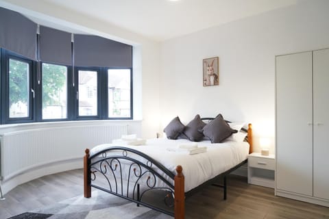 Bed, Photo of the whole room, Bedroom, wardrobe