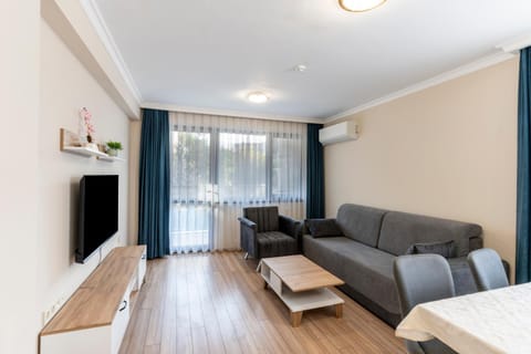 TV and multimedia, Living room, Seating area, Evening entertainment