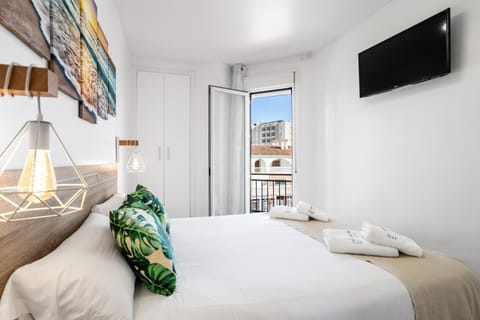 Bed, TV and multimedia, Balcony/Terrace, Bedroom, towels, wardrobe