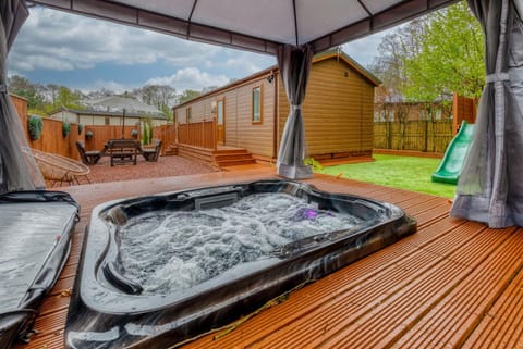 Patio, Day, Natural landscape, Hot Tub, Pool view, Swimming pool, sunbed