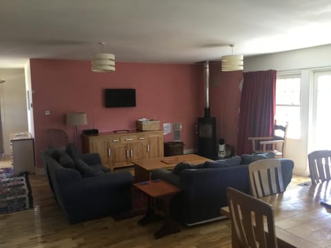 Off grid chalet . HOT TUB & SAUNA. Kid friendly. House in South Somerset District