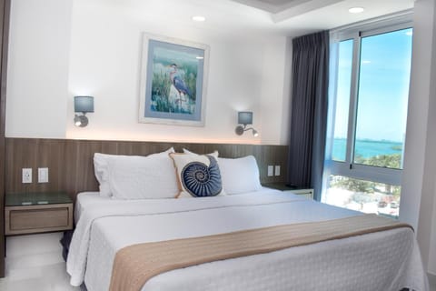 Bed, Natural landscape, Photo of the whole room, Bedroom, Lake view, wardrobe, air conditioner