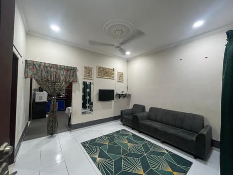 TV and multimedia, Living room, Seating area, Evening entertainment