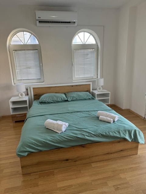 Bed, Bedroom, towels, air conditioner