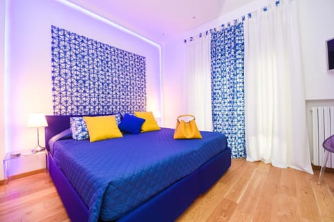 Bed, TV and multimedia, Balcony/Terrace, Balcony/Terrace, Photo of the whole room, Decorative detail, Bedroom