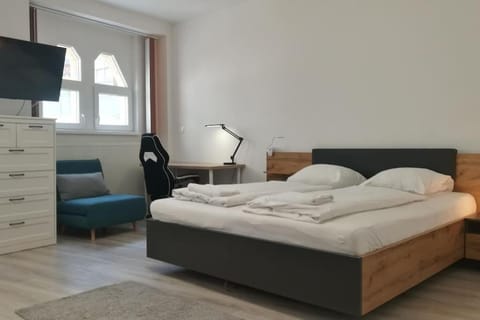 Bed, TV and multimedia, Photo of the whole room, Seating area, Bedroom, towels