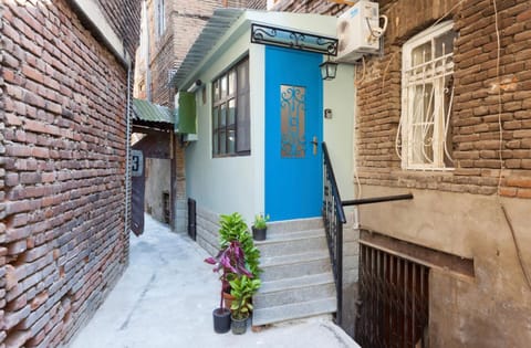 Property building, Facade/entrance, Day
