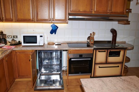 Coffee/tea facilities, Kitchen or kitchenette, Dining area, dishwasher, microwave, oven, stove