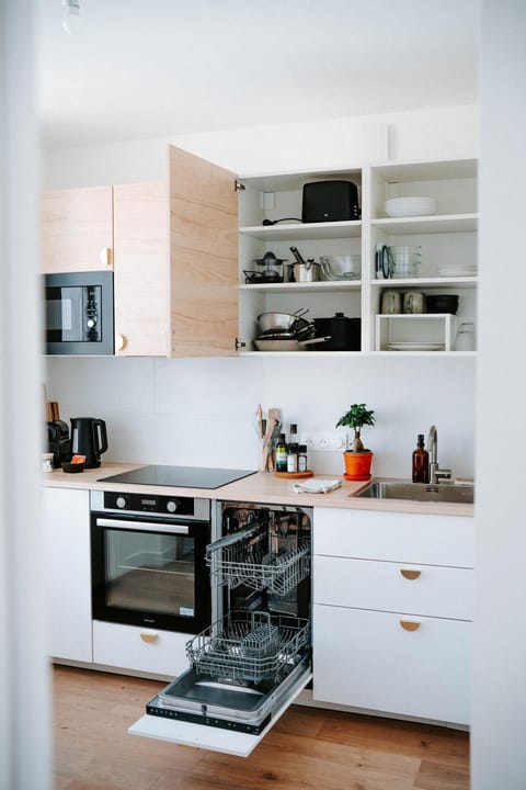 Coffee/tea facilities, Kitchen or kitchenette, dishwasher, oven, stove, toaster, kitchen