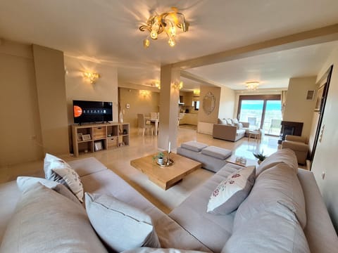 Communal lounge/ TV room, TV and multimedia, Living room, Seating area, Evening entertainment