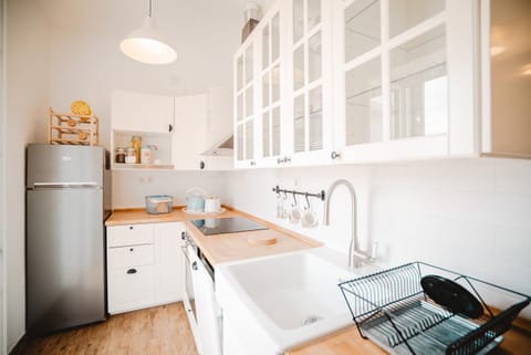 Kitchen or kitchenette, dishwasher, stove