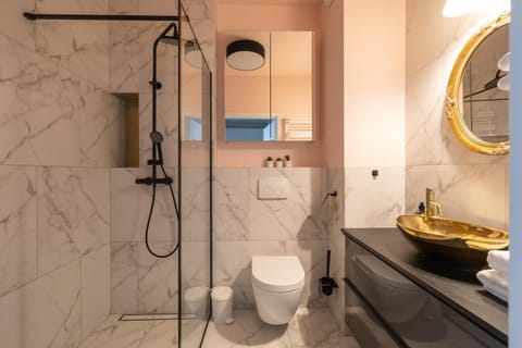 Shower, Toilet, Bathroom, towels