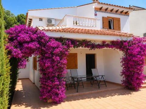 Property building, Patio, Day, Balcony/Terrace