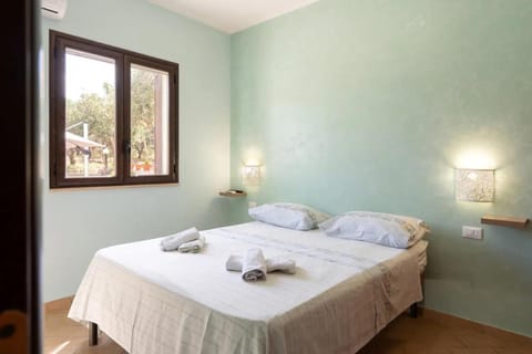 Property building, Bed, Bedroom, towels