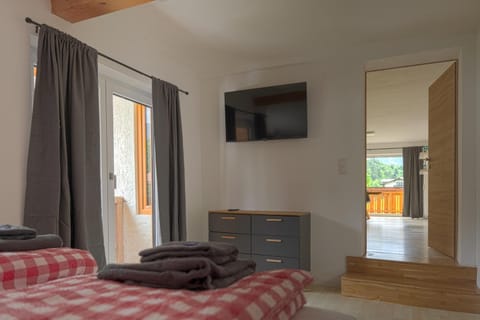 Bed, TV and multimedia, Bedroom