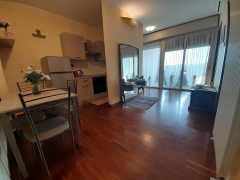 Kitchen or kitchenette, Living room, Dining area
