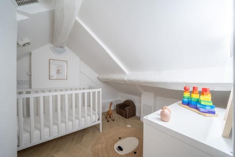 Photo of the whole room, Bedroom, cot, internet