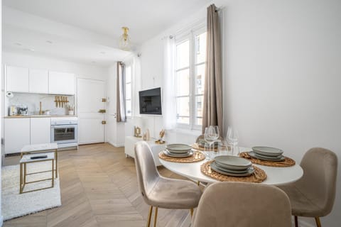 TV and multimedia, Living room, Seating area, Dining area, internet, stove