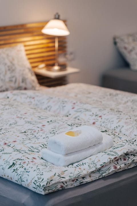 Bed, Bedroom, towels