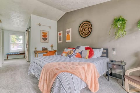 Monmouth Family Retreat - Pet Friendly, Play Areas, Hot Tub, Game Room House in Monmouth