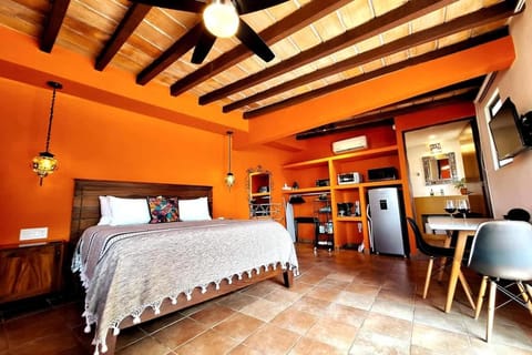 Bed, TV and multimedia, Kitchen or kitchenette, Photo of the whole room, Dining area, Bedroom, wardrobe