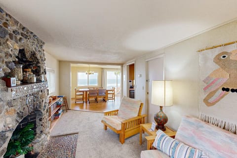 Round Rock Cottage House in Devils Lake