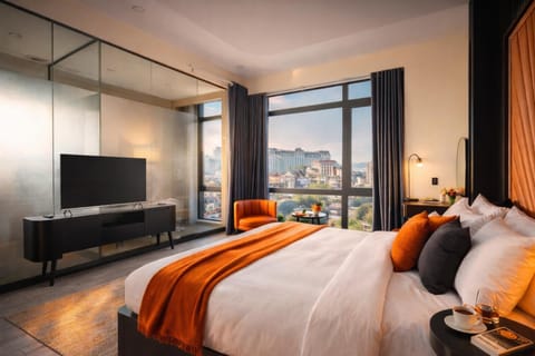 Bed, Day, TV and multimedia, View (from property/room), Photo of the whole room, Seating area, City view
