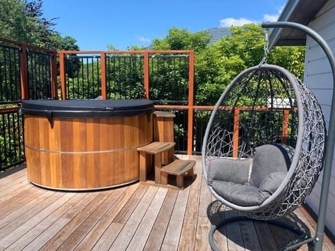 Hot Tub, View (from property/room), Balcony/Terrace