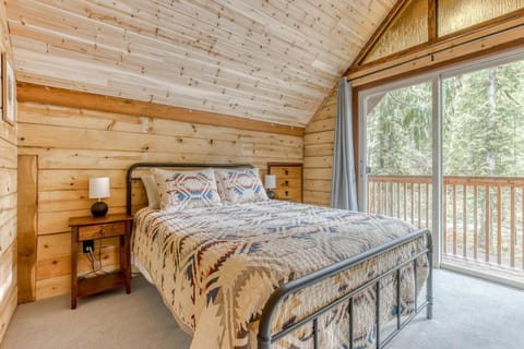 Thompson Cabin - Charming Salmon Riverfront A-Frame Oasis w/ fireplace Cabin in Welches