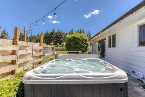 Vogel Vacation - Spacious Secluded, Hot Tub & Game Room House in Happy Valley