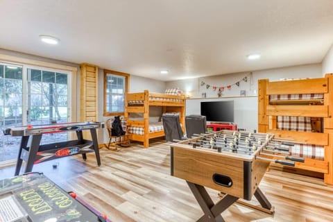 Lazy Bear Lodge · Spacious 6BR Lodge with Chef's Kitchen, Hot Tub, Golf Views and more House in Welches