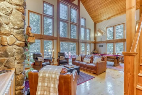 Lazy Bear Lodge · Spacious 6BR Lodge with Chef's Kitchen, Hot Tub, Golf Views and more House in Welches